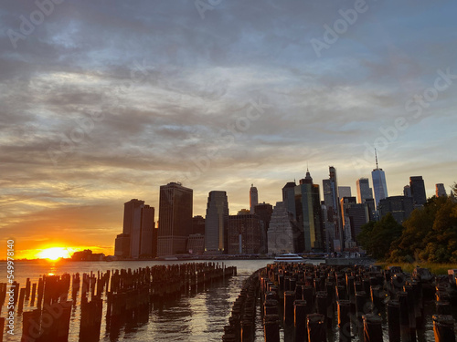 Maravillosa vista de los detalles de la ciudad de Nueva York. puesta de sol y calles.