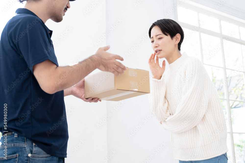 玄関で配送を受け渡しするイメージ この荷物間違いかも? 玄関で配送を受け渡しするイメージ この荷物間違いかも?