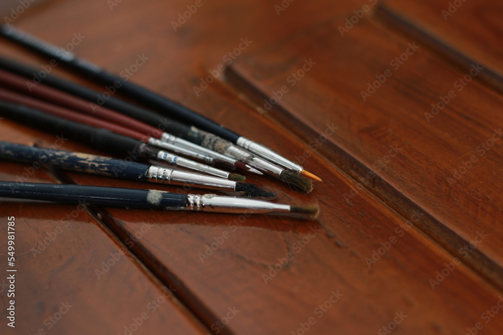 a close up of several painting brushes a close up of several painting brushes
