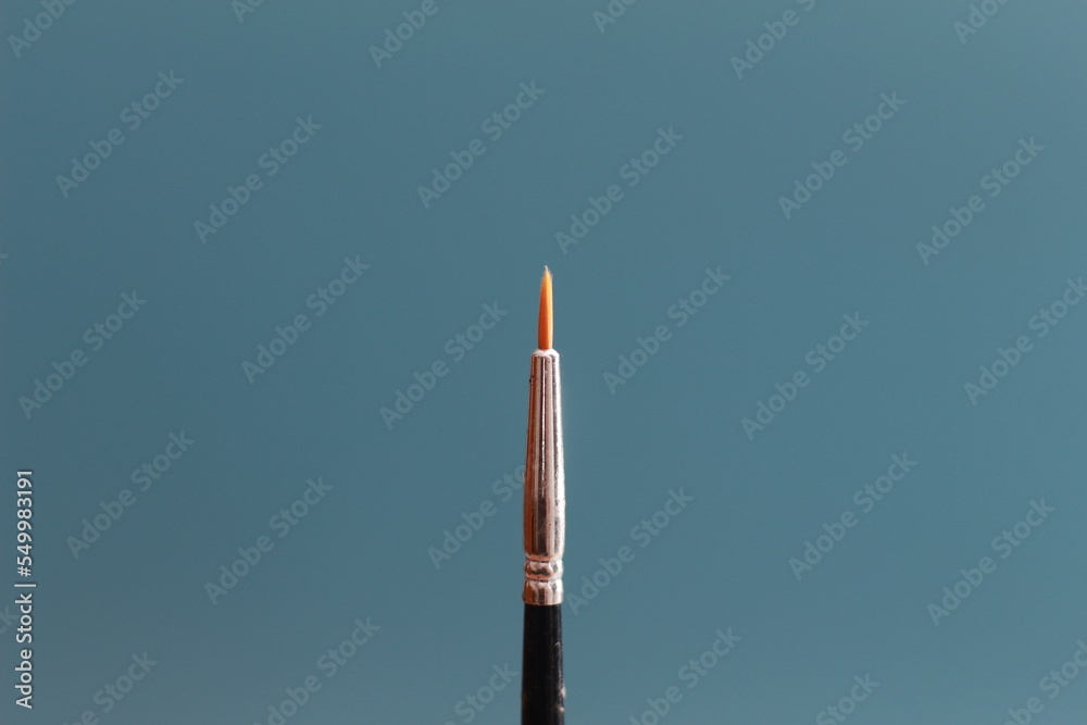 Naklejka premium a close up of a painting brush