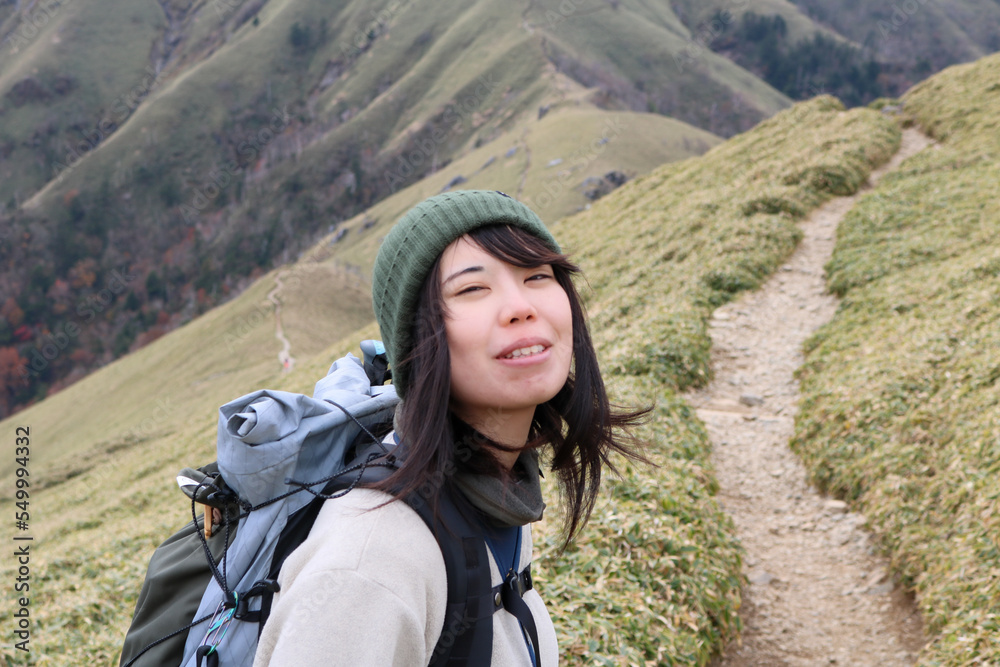 剣山に笑顔で登る女性