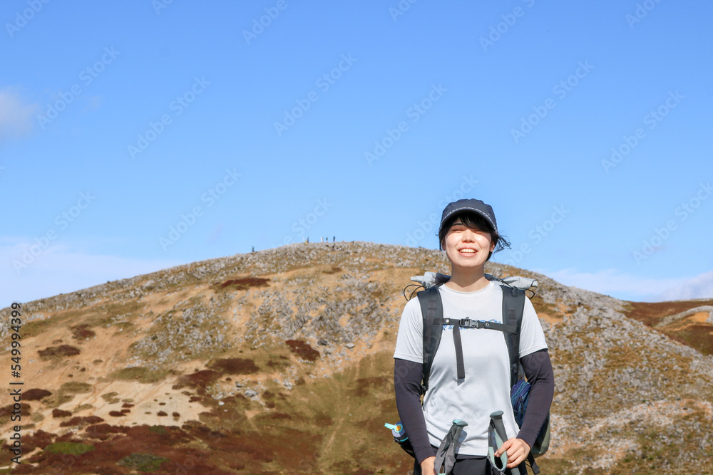 霊山山に登る女性