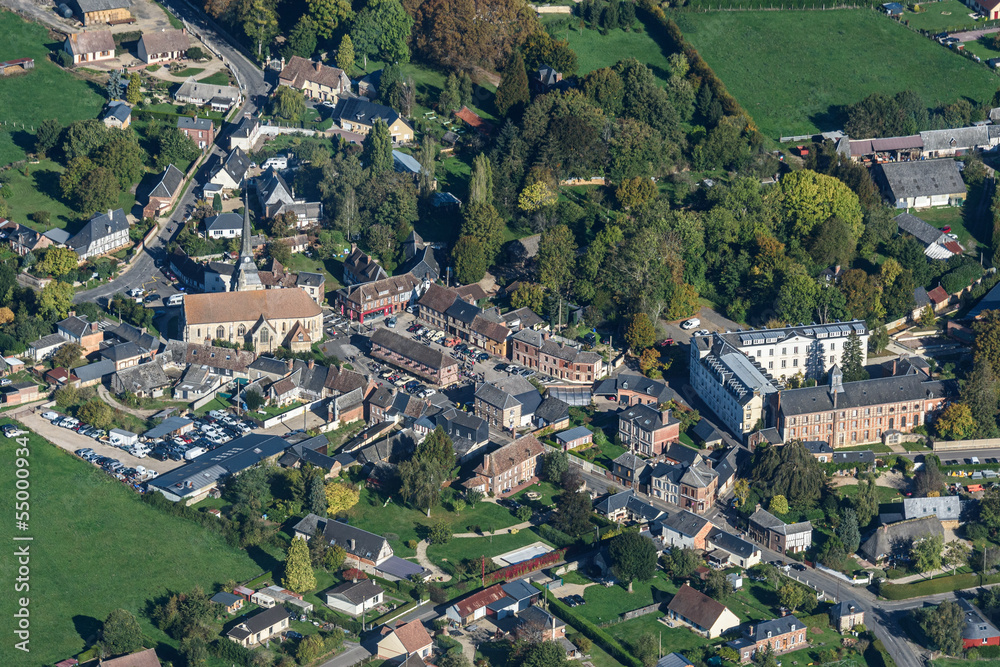 vue aérienne de la ville d'Harcourt dans l'Eure en France