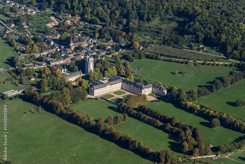 vue aérienne de l'abbaye du Bec-Hellouin dans l'Eure en France