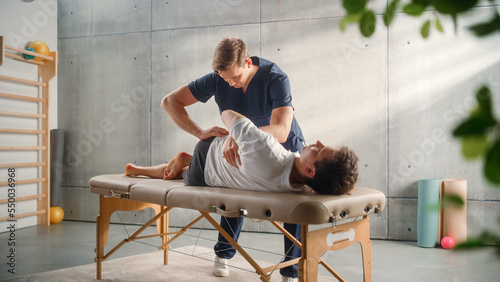 Foto Sportsman Patient Undergoing Physical Therapy in Clinic to Recover from Surgery and Increase Mobility