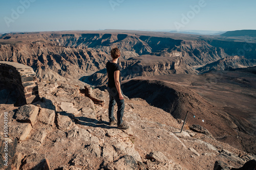 Touristin blickt in den Fish River Canyon, Namibia photo