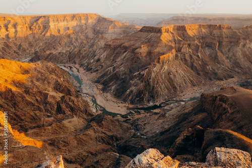 Blick auf eine Schleife des Fish River, wie er sich durch den Fish River Canyon schlängelt bei Sonnenuntergang	