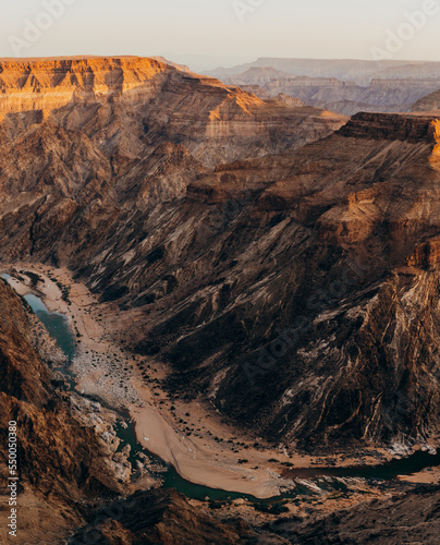 Blick auf eine Schleife des Fish River, wie er sich durch den Fish River Canyon schlängelt bei Sonnenuntergang	 photo