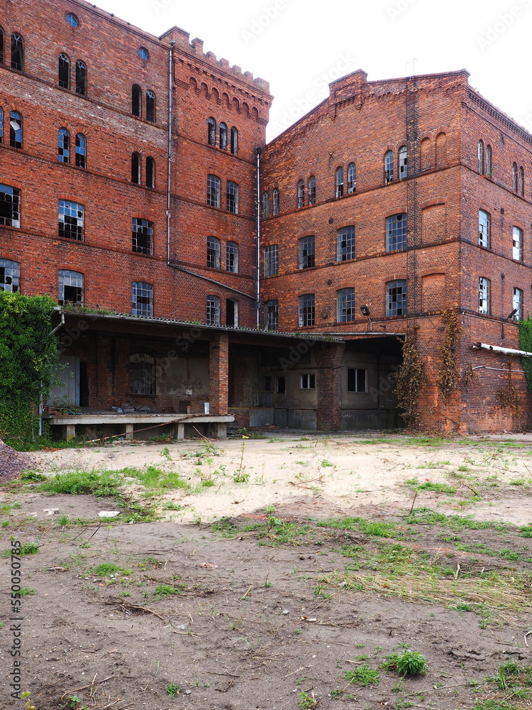 Ταπετσαρία Old weathered and defunct factory building in red brick, Magdeburg, Germany
