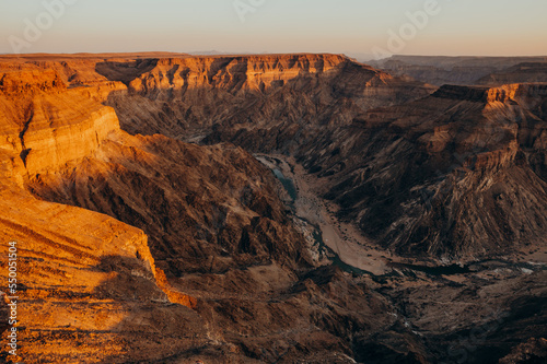 Blick auf eine Schleife des Fish River, wie er sich durch den Fish River Canyon schlängelt bei Sonnenuntergang 