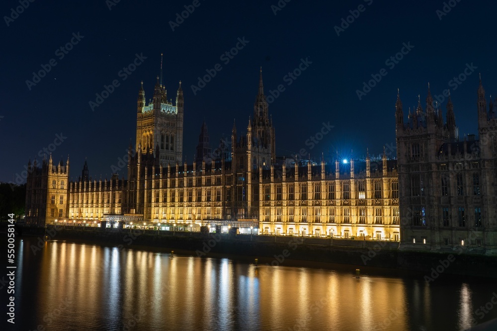 Φωτογραφία Illuminated Palace of Westminster on the riverbank of Thames at night - sightsee