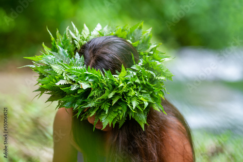 Jeune adolescente polynésienne avec couronne de fougère photo