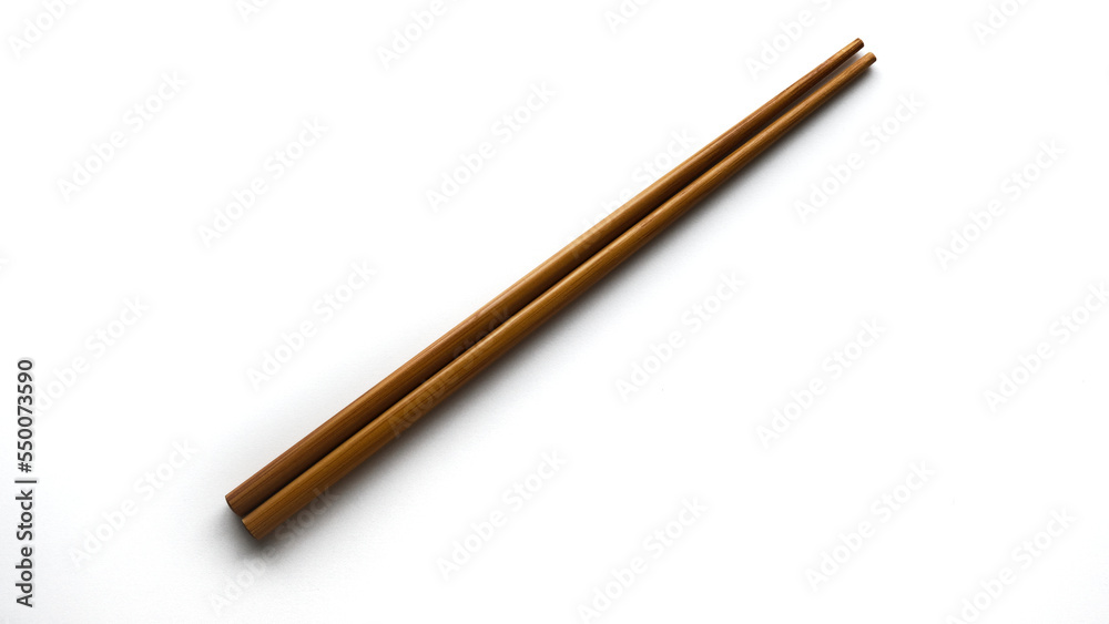 Palillos de bambú marrones unidos sobre fondo blanco Palillos de bambú marrones unidos sobre fondo blanco