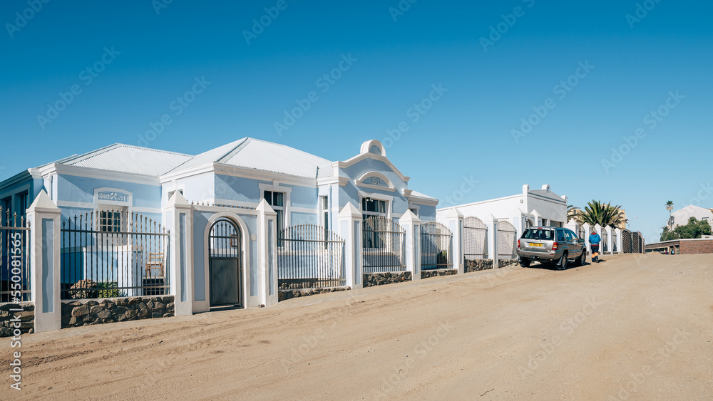 Blick in eine Straße von Lüderitz (Namibia) mit historischen Gebäuden aus der Kolonialzeit Blick in eine Straße von Lüderitz (Namibia) mit historischen Gebäuden aus der Kolonialzeit
