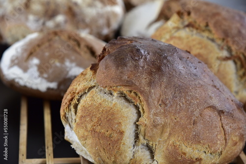 frisch gebackenes Holzofen-Brot aus dem Holzbackofen beim Backtag der Landfrauen photo