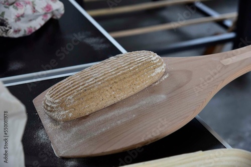 frisch gebackenes Holzofen-Brot aus dem Holzbackofen beim Backtag der Landfrauen photo