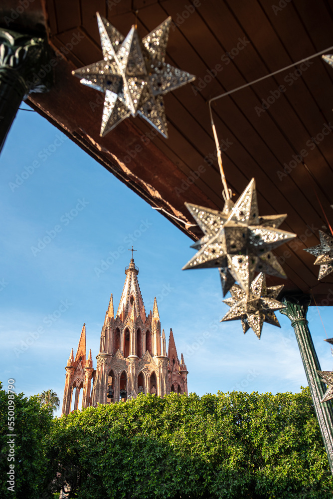 Obraz premium View of Cathedral of San Miguel Arcangel, Parroquia de San Miguel Arcangel and plaza Allende, blue sky in Guanajuato, Mexico. World Heritage Site