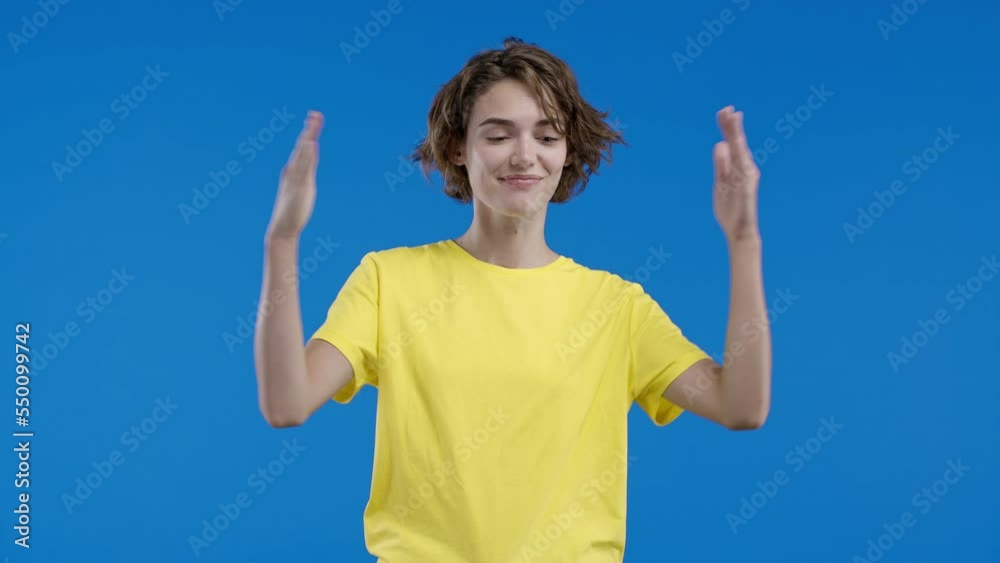 Stockvideo Big large and small tiny concept. Woman showing difference ...