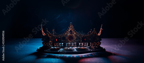 Fotografia Fabulous golden crown of the king on a dark background