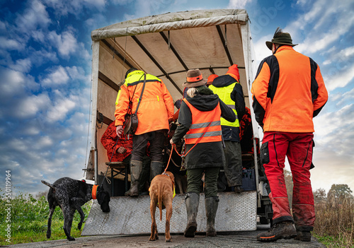 Hin und Abholung der Jäger und ihren Hunden, durch einen kleinen Transporter. photo