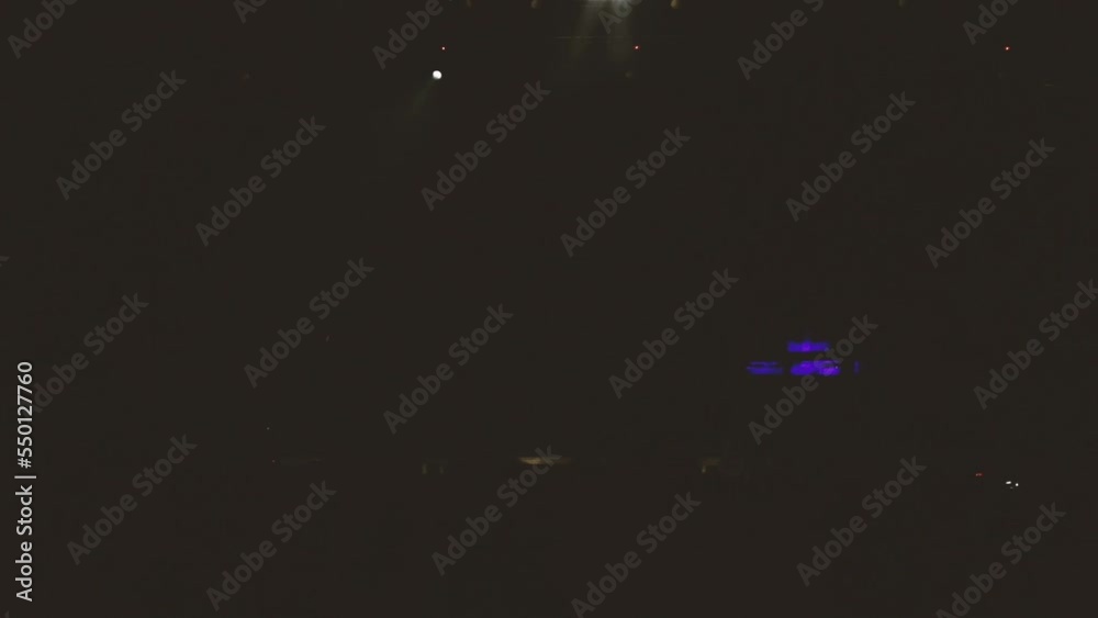 Fondo de concierto desenfocado y música en vivo. Siluetas del público de un concierto y luces del escenario