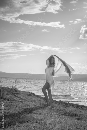 Danzatrice contemporanea con velo balla a piedi nudi, foto in bianco e nero,  photo