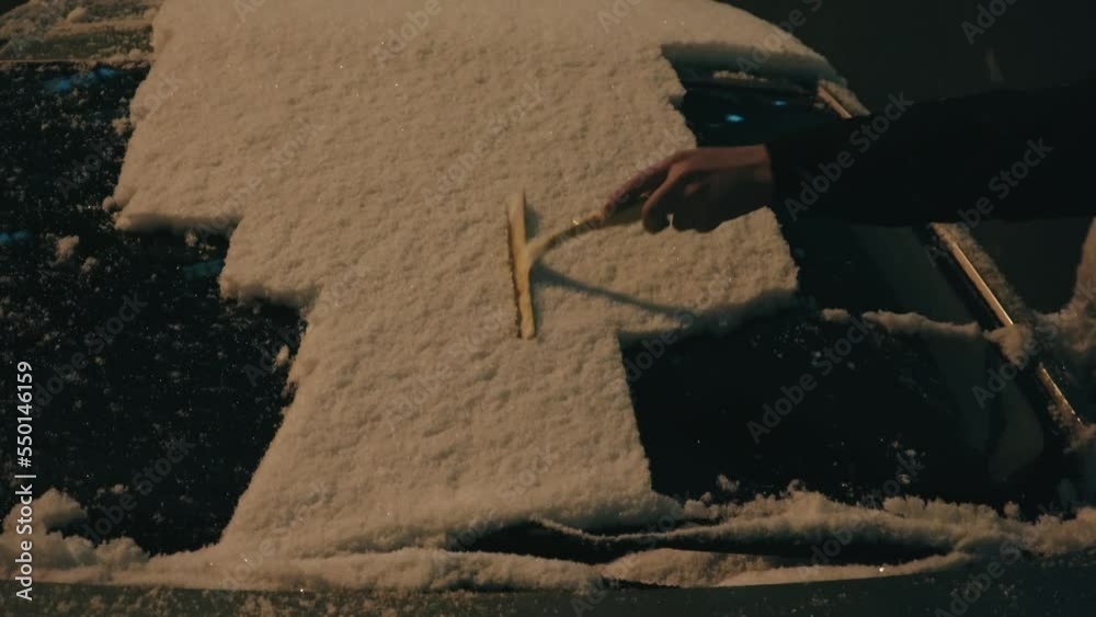 v-deo-do-stock-cleaning-the-car-from-snow-with-a-brush-winter