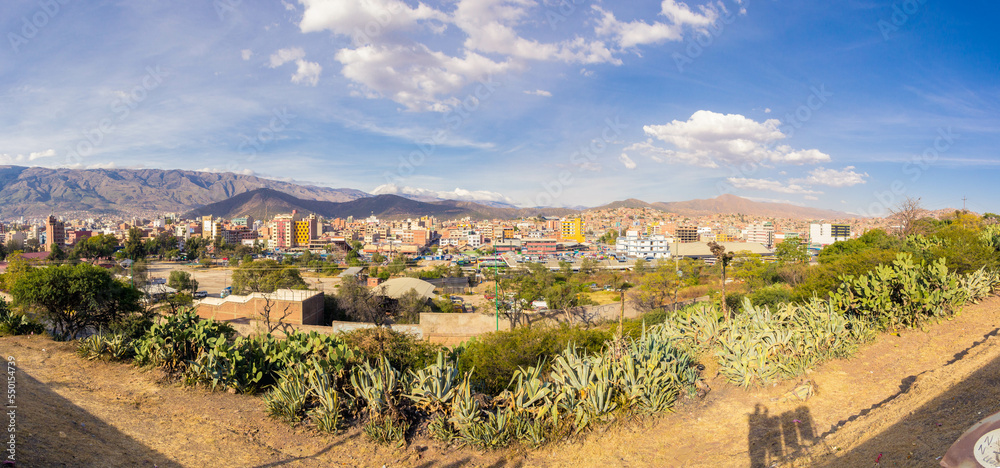 Ciudad de Cochabamba visto desde la Colina San Sebastian - Plaza Heroína - Bolivia 