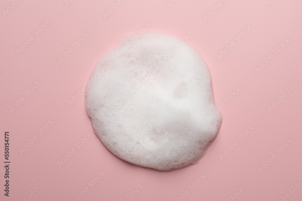 Drop of fluffy soap foam on pink background, top view - obrazy, fototapety, plakaty 