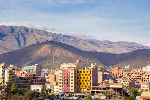 Ciudad de Cochabamba visto desde la Colina San Sebastian - Plaza Heroína - Bolivia 