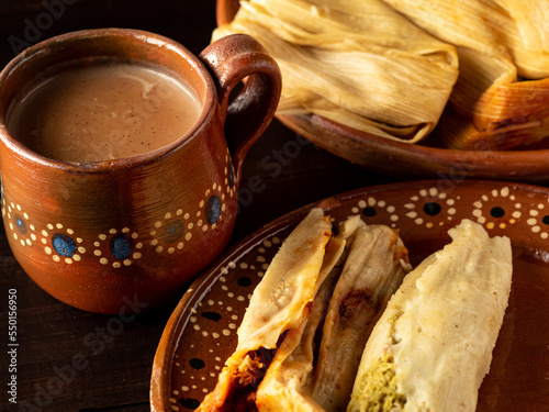 Tamales con atole, comida y bebida a base de maíz, cocina Mexicana.