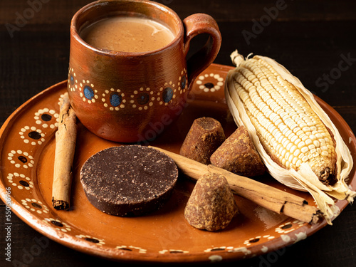 Atole de maíz con chocolate, champurrado, cocina tradicional Mexicana.