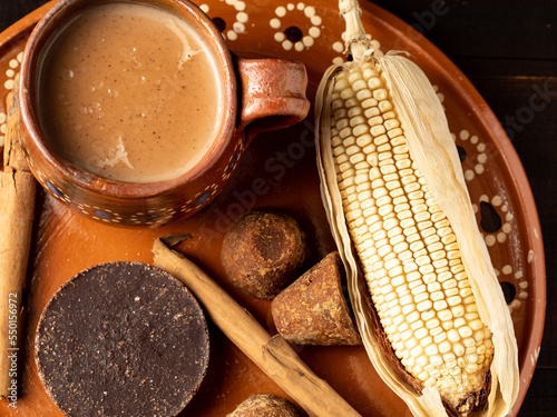 Atole de maíz con chocolate, champurrado, cocina tradicional Mexicana.