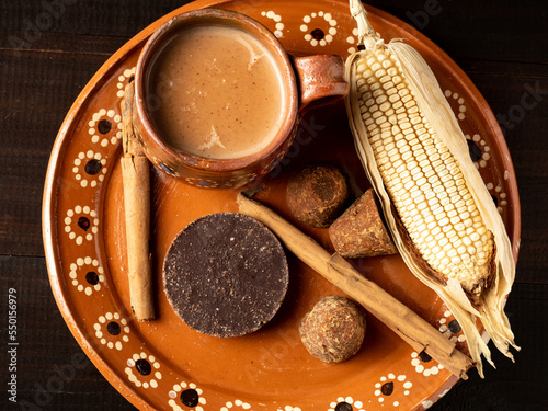 Atole de maíz con chocolate, champurrado, cocina tradicional Mexicana.