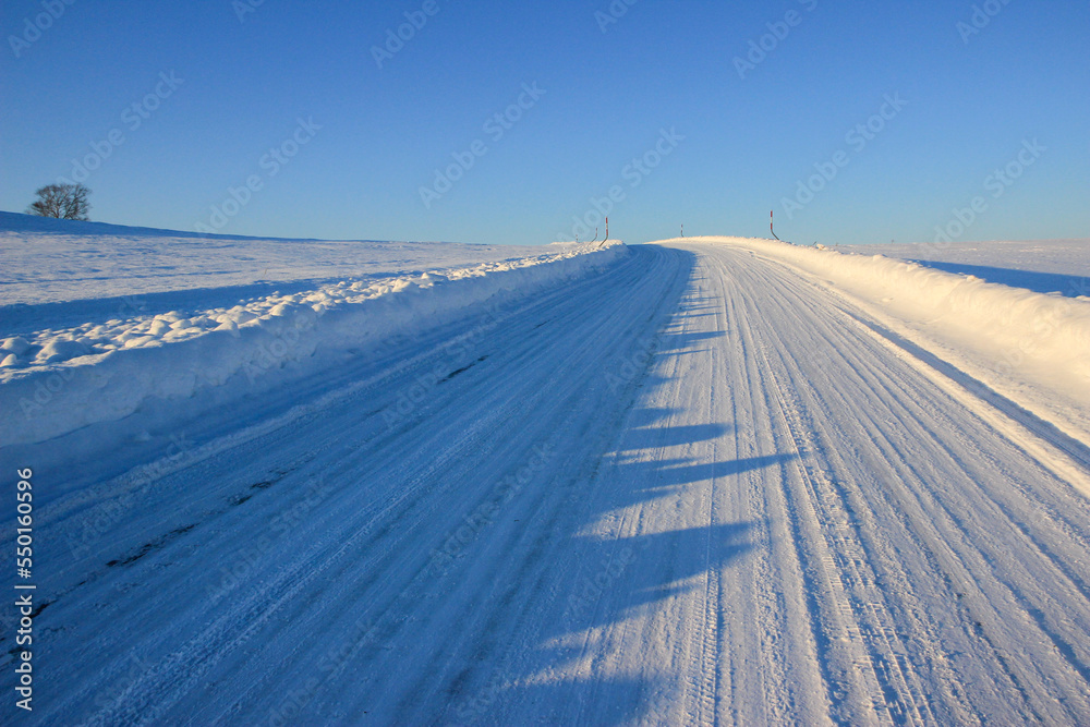 冬の道と青空
