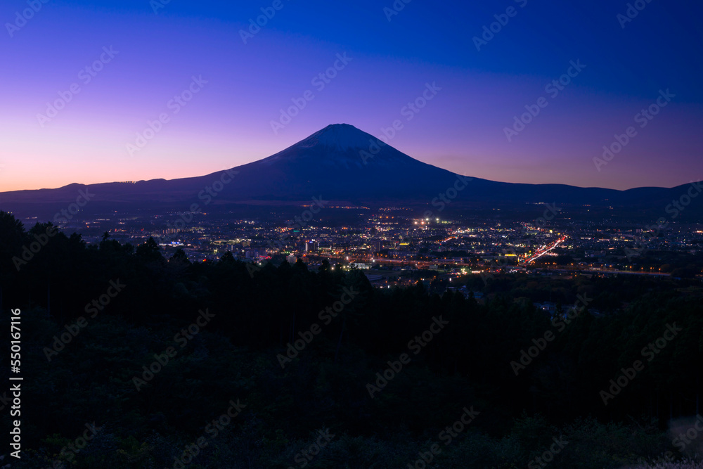 秋の乙女峠から御殿場市街と富士山の夕景