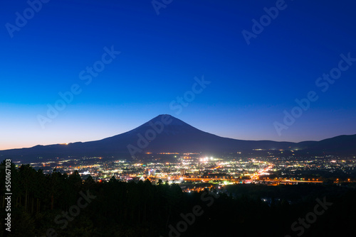 秋の乙女峠から御殿場市街と富士山の夜景