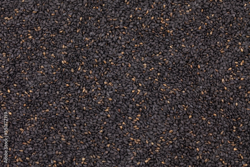 Sesame seeds, perilla seeds, and so on. 참깨, 들깨 따위를 통틀어 이르는 말.