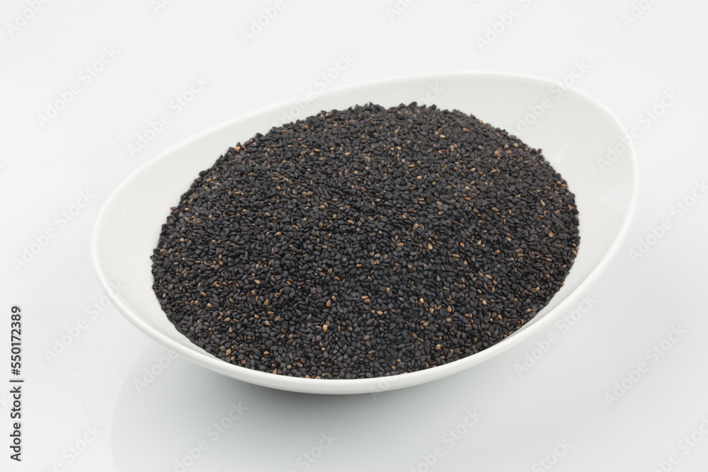 Sesame seeds, perilla seeds, and so on.
참깨, 들깨 따위를 통틀어 이르는 말. Sesame seeds, perilla seeds, and so on.
참깨, 들깨 따위를 통틀어 이르는 말.