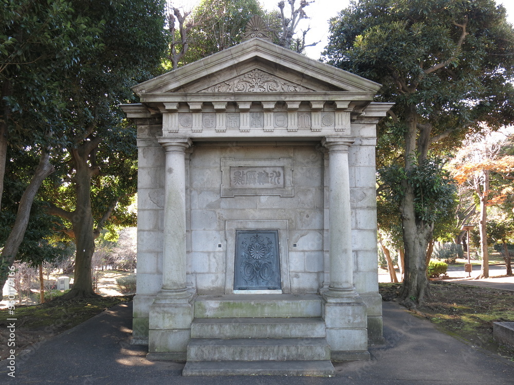 国会前庭の北地区(北庭)にある日本水準原点標庫 StockFoto Adobe Stock