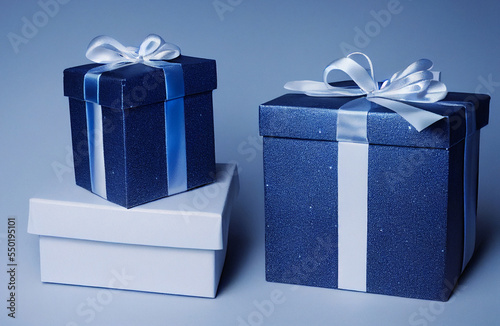 Caja de regalos en colores azul, con listones blancos y azules, vista superior, esferas y ornamentos navideños, de fondo árbol de navidad, regalo de navidad