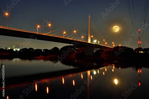 街灯と満月が輝く夜の銀河大橋