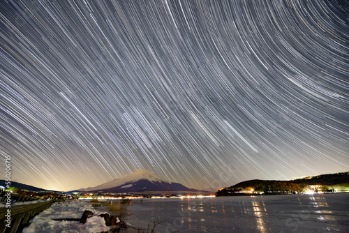 山中湖の湖畔から星が動いていく様子を撮影しました
雪を被った富士山の上空には無数の星の光跡があります photo