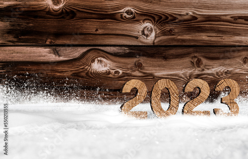Jahreszahl 2023 aus Holz im Schnee