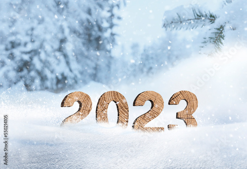 Jahreszahl 2023 aus Holz im Schnee