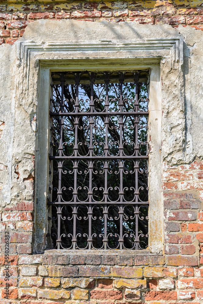 Obraz premium the window of an abandoned temple
