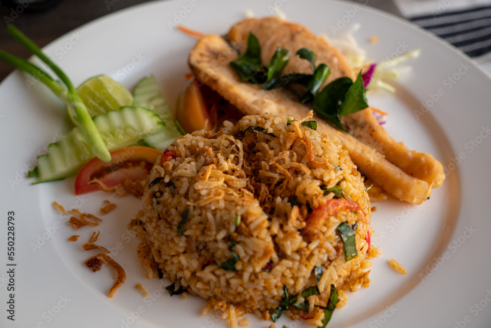 Thailändisches Essen mit Lachs (Fisch) und Reis Thailändisches Essen mit Lachs (Fisch) und Reis
