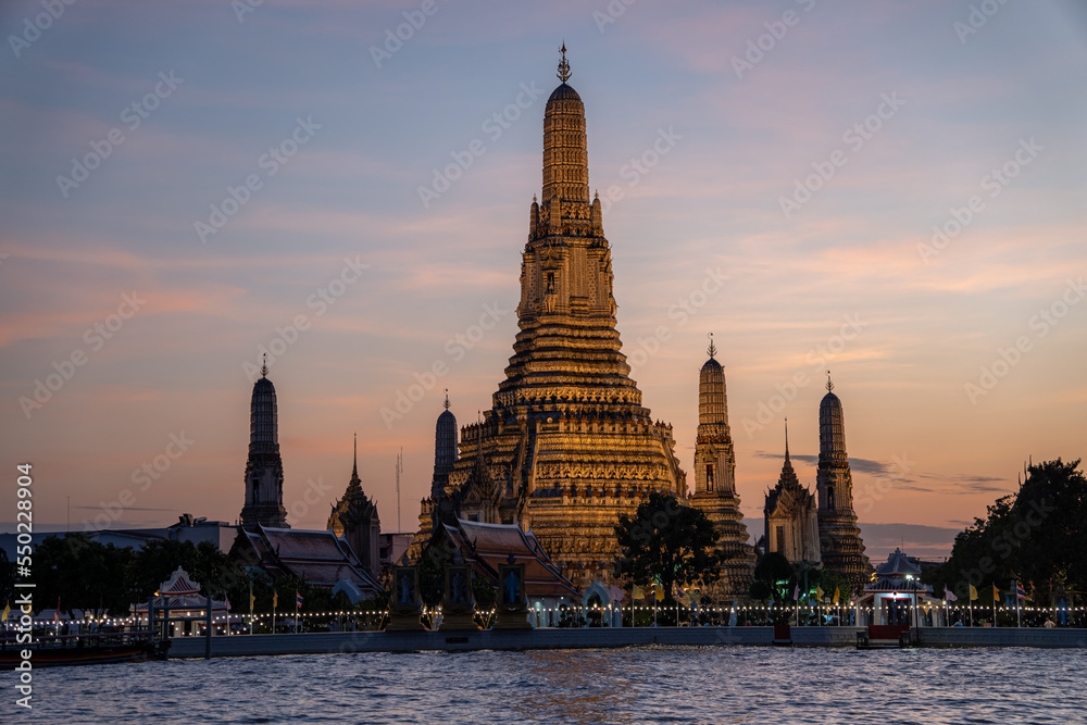 Sonnenuntergang in der Hauptstadt Thailands, Bangkok, am Fluss mit Blick auf die Touristenattraktion, den Tempel Wat Arun