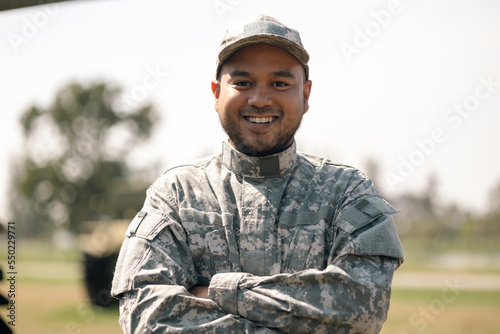 Foto Asian man special forces soldier standing against on the field Mission