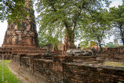 Abgeschlagene Buddhas in den Ruinen von Ayutthaya  welche die fr  here Hauptstadt des K  nigreichs Siam gewesen ist und heutzutage zu Thailand geh  rt.